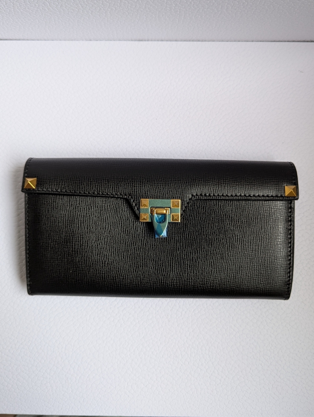 NWT NIB Valentino Garavani Alcove Rockstud Continental Wallet Black and Gold